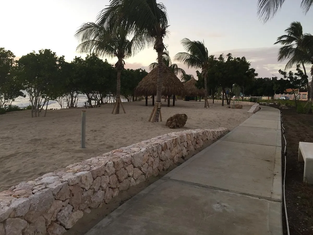 The Pier Beach Inn & Suites Willemstad Bed & Breakfast
